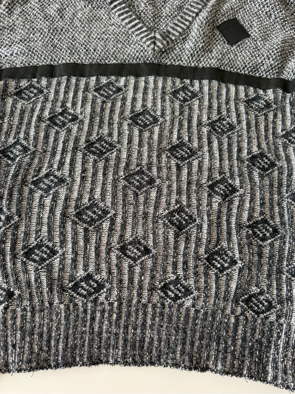 Aspetuck Trading Co. Men's Grey Patterned V-Neck Sweater- Medium